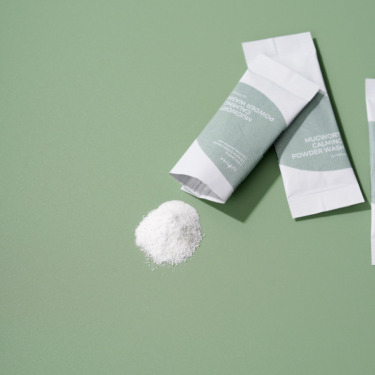 IsNtree Mugwort Calming Powder Wash 1 г — Ензимна пудра з полином для проблемної шкіри (саше)
