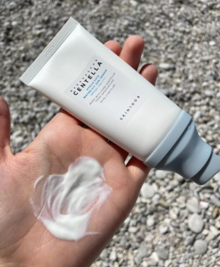 SKIN1004 Madagascar Centella Hyalu-Cica Water-Fit Sun Serum SPF50+ PA++++ 15 мл — Сонцезахисна крем-сироватка з центеллою (міні)
