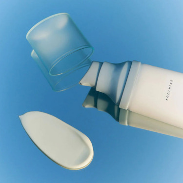 SKIN1004 Madagascar Centella Hyalu-Cica Water-Fit Sun Serum SPF50+ PA++++ 15 мл — Сонцезахисна крем-сироватка з центеллою (міні)