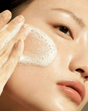 Dear Klairs Gentle Black Facial Cleanser 140 мл — м’яка пінка для вмивання з чорним трюфелем